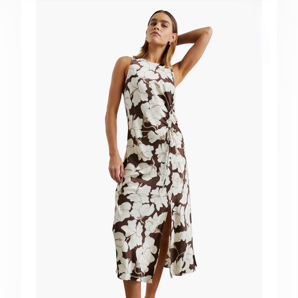 Rails Dresses & Skirts - Rails Gabriella Floral Ruched Satin Midi
Dress Size Medium
